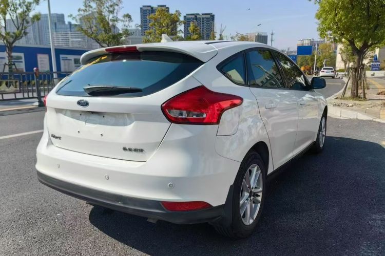 福特 福克斯 2018款 两厢经典 1.6L 自动风尚型智行版车身外观7