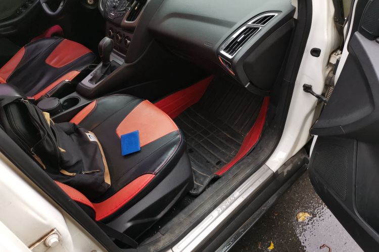 福特 福克斯 2012款 两厢 1.6L 自动舒适型局部细节9005