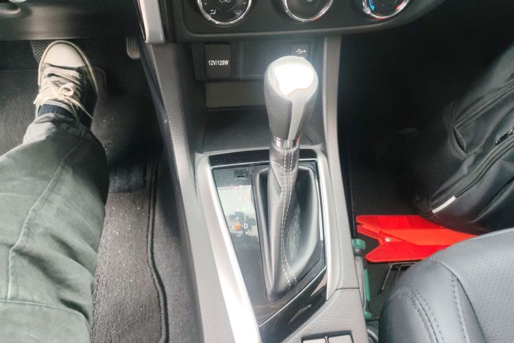 丰田 雷凌 2017款 改款 185T CVT精英版 国V中控内饰18