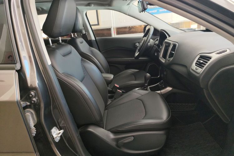 Jeep 指南者 2020款 220T 自动领先版局部细节41