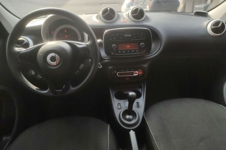 smart forfour 2018款 1.0L 52千瓦灵动版中控内饰7002