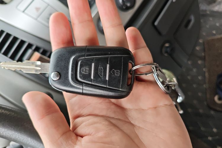 上汽大通MAXUS 新途V80 2017款 2.5T 5挡手动傲运通国IV短轴超低顶5/6/10座中控内饰7001