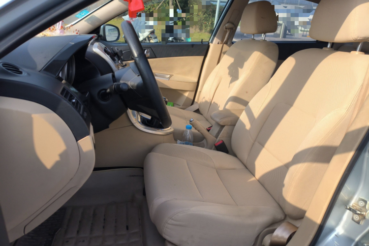 中华H330 2013款 1.5L 手动舒适型中控内饰19