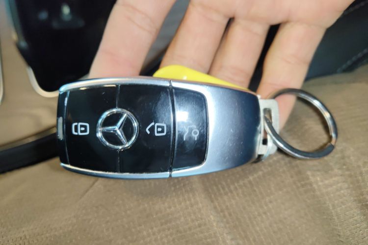 奔驰E级 2020款 改款 E 300 L 时尚型中控内饰11