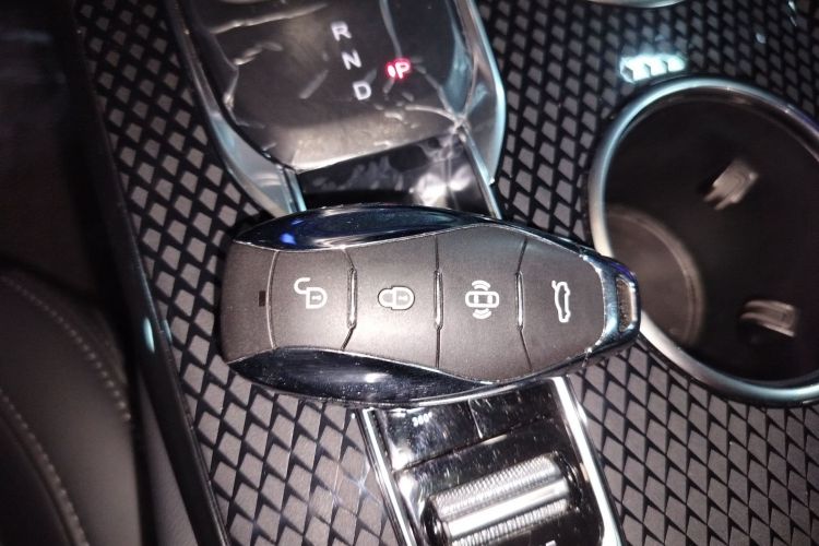 红旗HS3 PHEV 2024款 PHEV 115km 劲为版中控内饰11