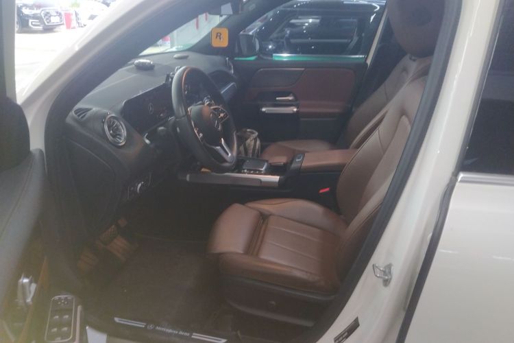 奔驰GLB 2023款 GLB 220 动感型中控内饰19