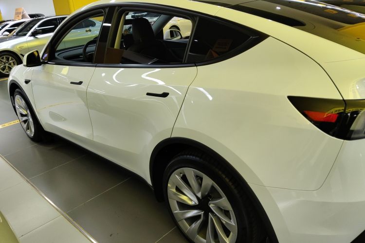 特斯拉 Model Y 2025款 后轮驱动 首发版车身外观4