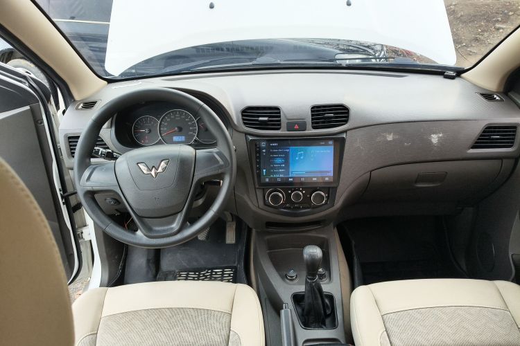 五菱汽车 五菱宏光 2014款 1.5L S标准型中控内饰12