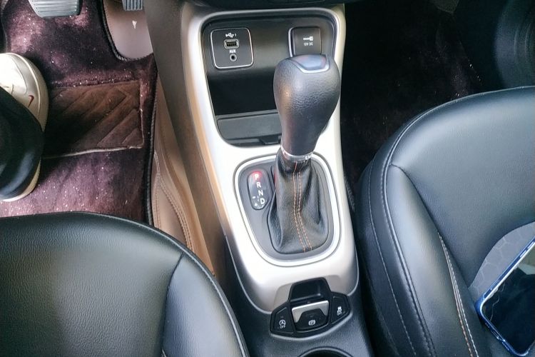 Jeep 指南者 2020款 220T 自动领先版局部细节18