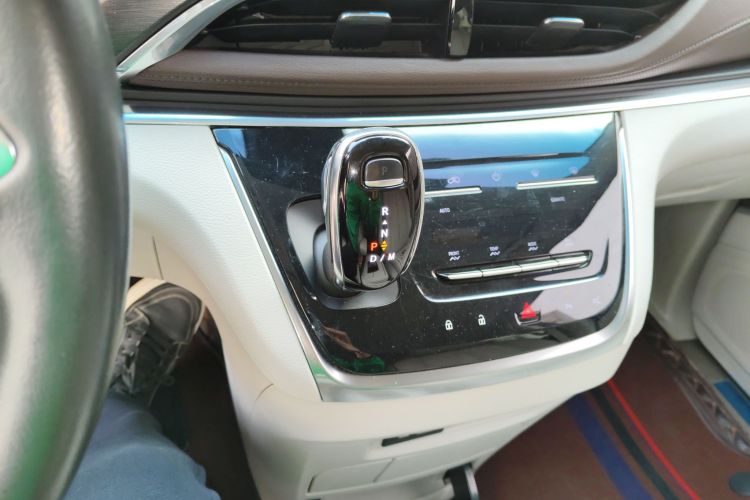 别克GL8 2021款 陆上公务舱 652T 智慧豪华型中控内饰18