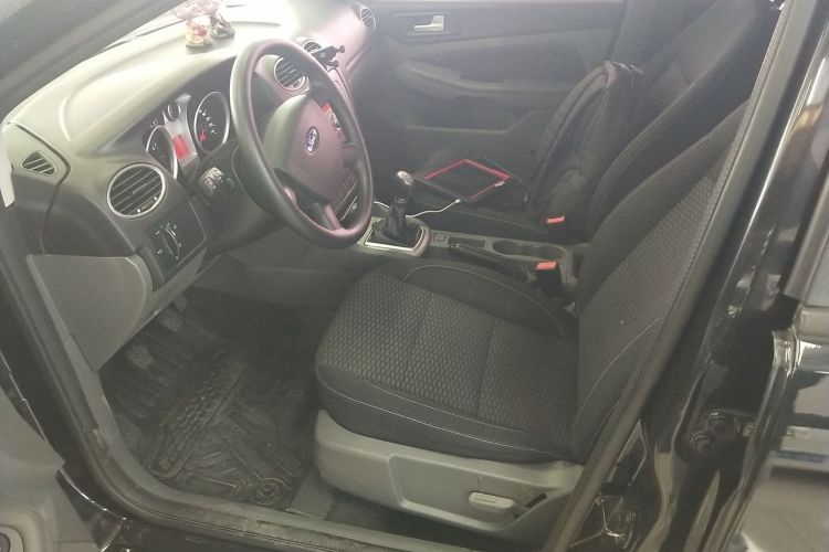 福特 福克斯 2013款 两厢经典 1.8L 手动基本型中控内饰19