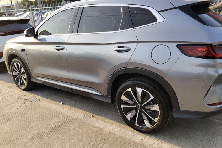 比亚迪 宋PLUS新能源 2025款 DM-i 智驾版 160KM 旗舰型车身外观4