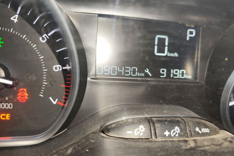 标致2008 2014款 1.6L 自动时尚版中控内饰15