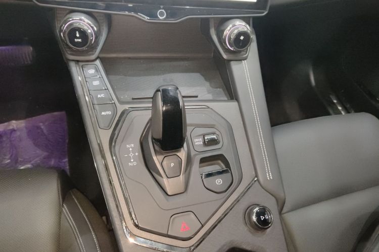 领克01 2023款 2.0TD 四驱暗夜版中控内饰18