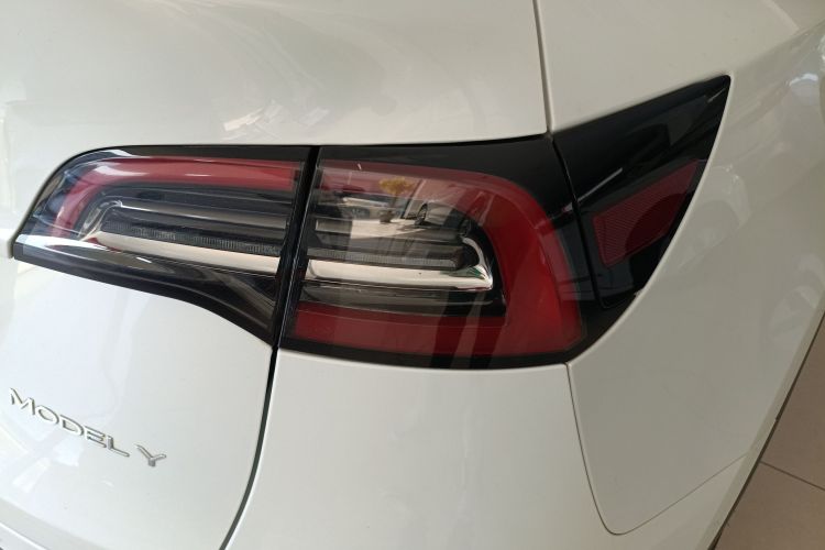 特斯拉 Model Y 2021款 标准续航后驱版车身外观9