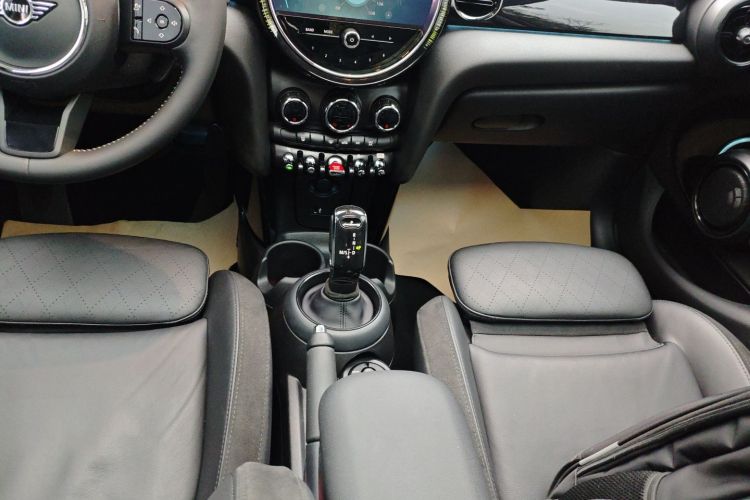 MINI 2023款 2.0T COOPER S 艺术家 五门版中控内饰18