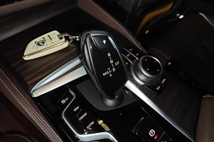 宝马5系 2022款 改款 530Li 领先型 豪华套装中控内饰18