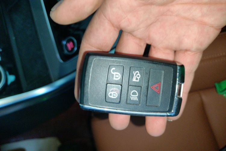 捷豹XEL 2022款 2.0T 250PS R-DYNAMIC S进取运动版中控内饰7001