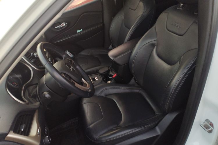 Jeep 自由光 2017款 2.0L 优越版中控内饰19