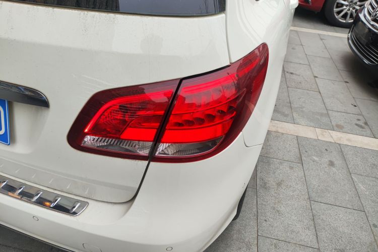 奔驰B级 2019款 B 200 动感型车身外观9