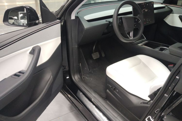 特斯拉 Model Y 2025款 后轮驱动 首发版中控内饰20