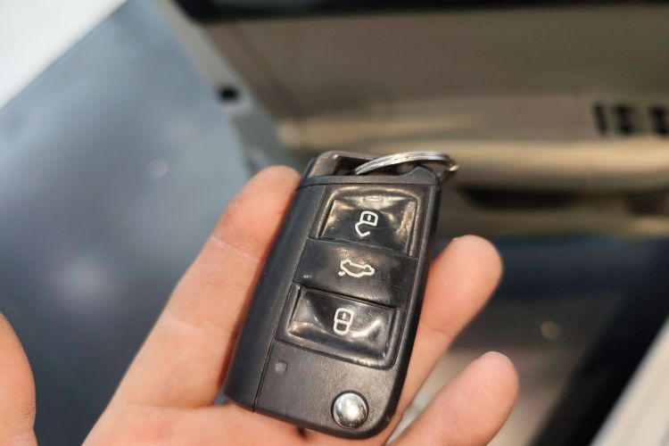 斯柯达 明锐 2015款 1.6L 自动逸俊版中控内饰11