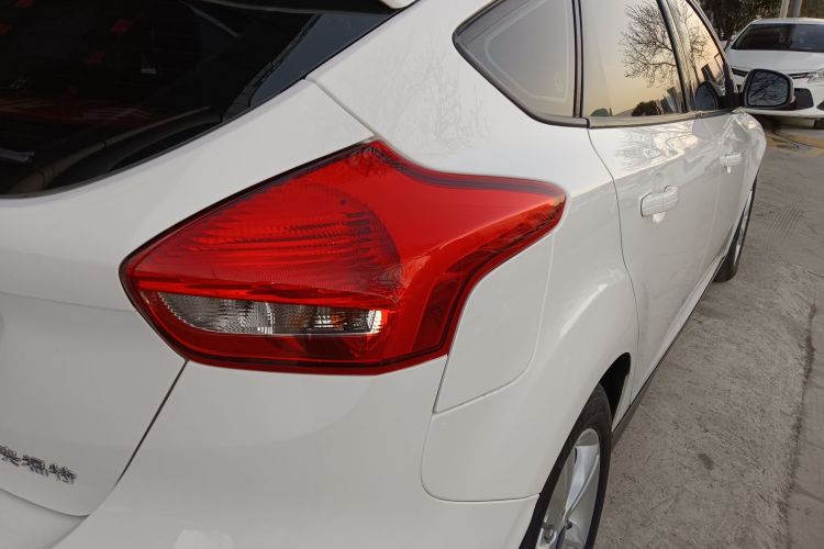 福特 福克斯 2017款 两厢 1.6L 手动舒适型智行版车身外观9