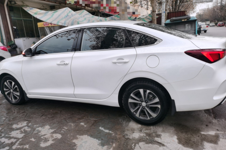 长安 逸动 2020款 PLUS 蓝鲸NE 1.4T GDI DCT尊贵型车身外观4