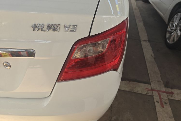 长安 悦翔V3 2015款 1.4L 手动美满型 国V车身外观9