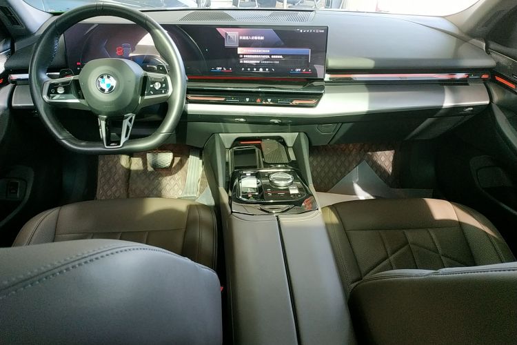 宝马5系 2024款 525Li M运动套装中控内饰7002
