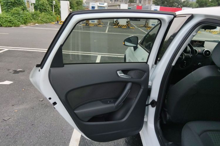 奥迪A1 2014款 30 TFSI Sportback时尚型中控内饰7008