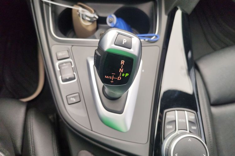 宝马3系GT 2020款 320i M运动套装中控内饰18