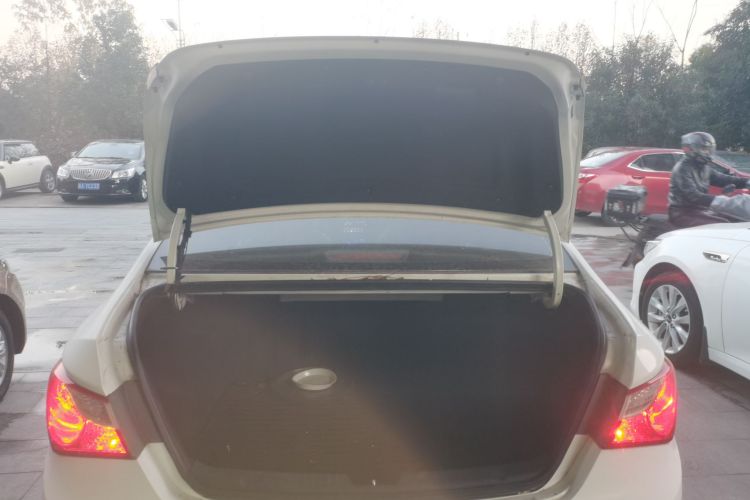 现代 索纳塔 2014款 2.0L 自动尊贵版机舱底盘23