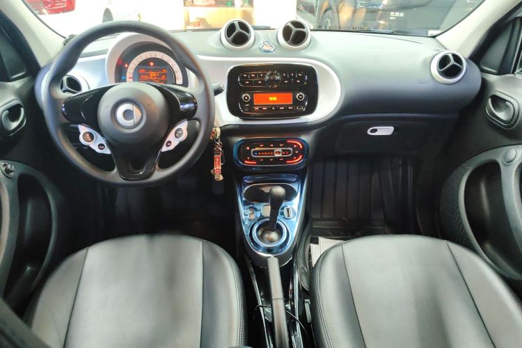 smart forfour 2018款 1.0L 52千瓦灵动版中控内饰12