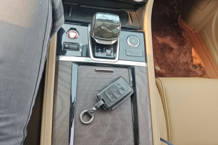 捷豹XFL 2024款 2.0T P250 两驱尊享豪华版中控内饰18