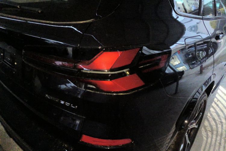 宝马X5 2026款 xDrive 30Li 尊享型M运动曜夜套装车身外观9