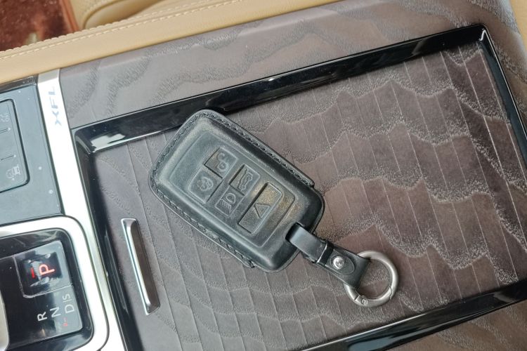 捷豹XFL 2024款 2.0T P250 两驱尊享豪华版中控内饰11