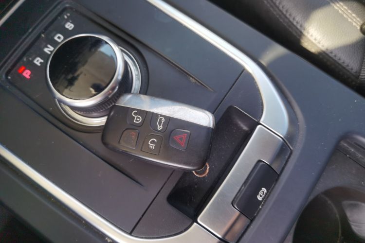 路虎 发现神行 2018款 240PS SE版中控内饰11