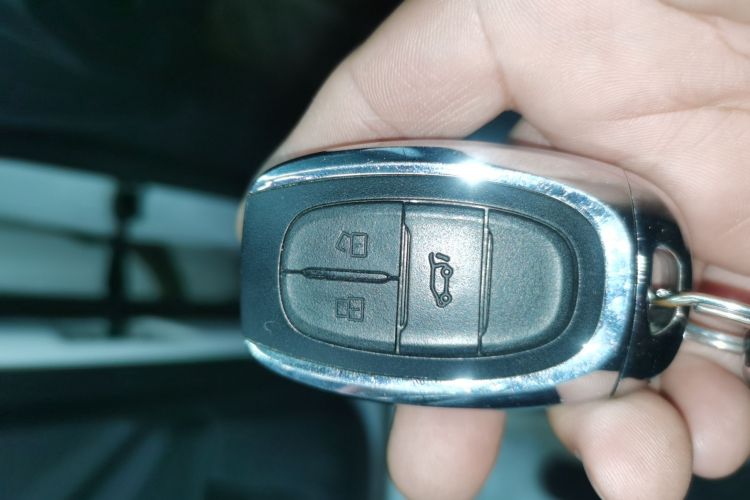 上汽大通MAXUS 大家5 2022款 1.3T PLUG IN 乐享版 七座中控内饰7001