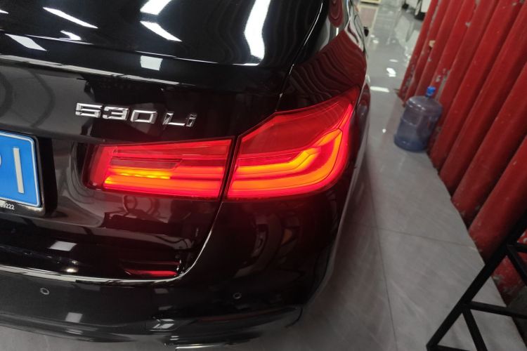 宝马5系 2018款 改款 530Li 领先型 M运动套装车身外观9