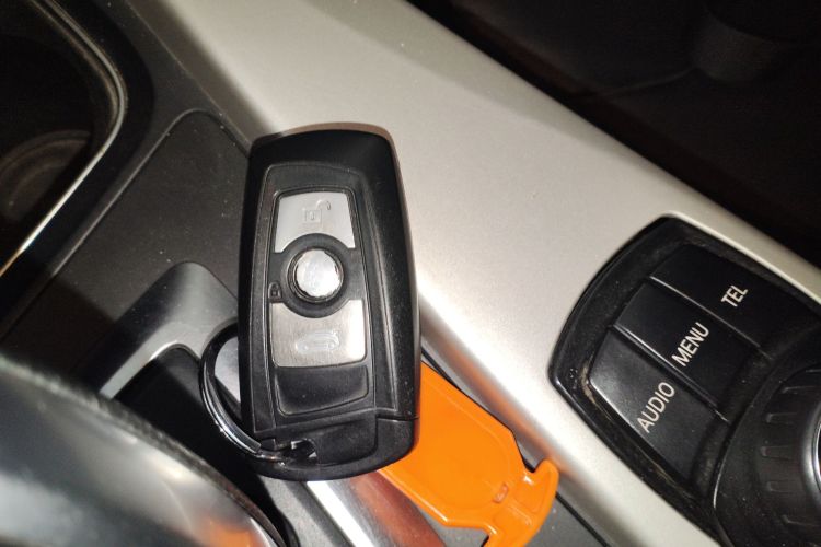 宝马3系 2014款 320i 时尚型中控内饰7001