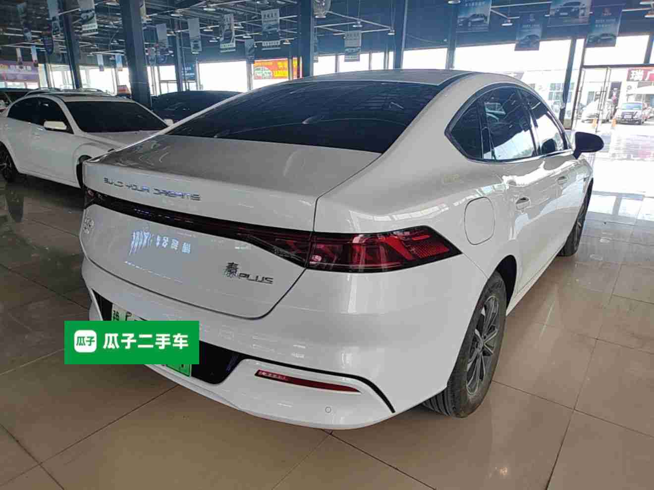 车辆右后45度外观展示