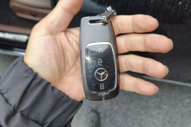 奔驰E级 2023款 改款 E 300 L 时尚型中控内饰7001