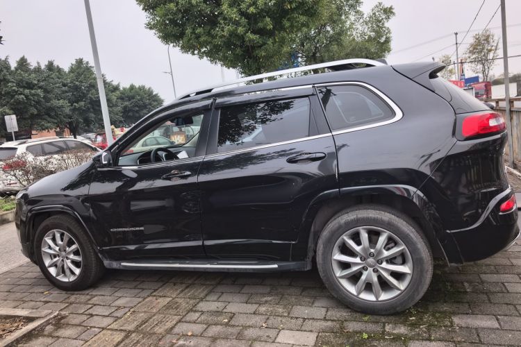 Jeep 自由光 2017款 2.4L 专业版车身外观4