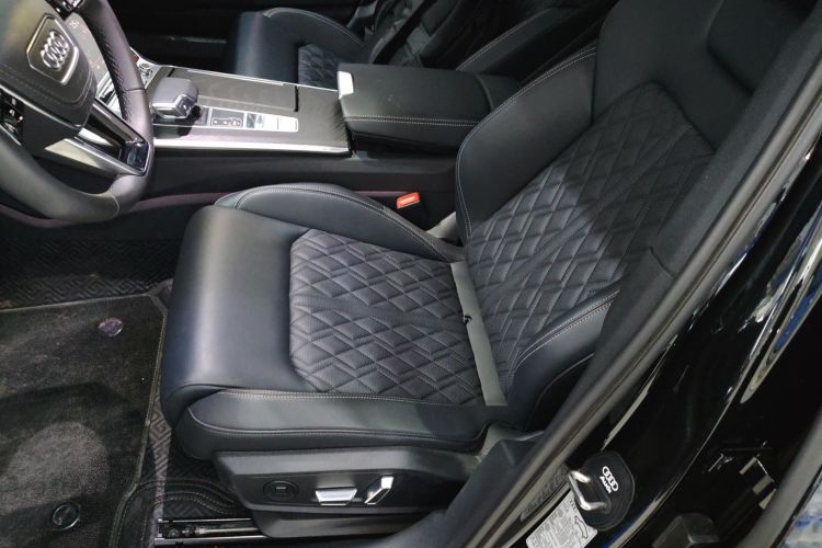 奥迪A6L 2025款 改款 45 TFSI quattro 臻选动感型中控内饰19