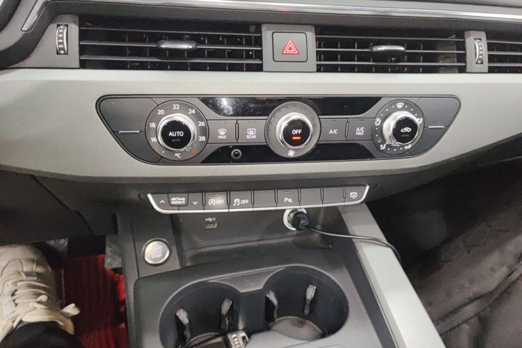 奥迪A4L 2018款 30周年年型 40 TFSI 进取型局部细节16