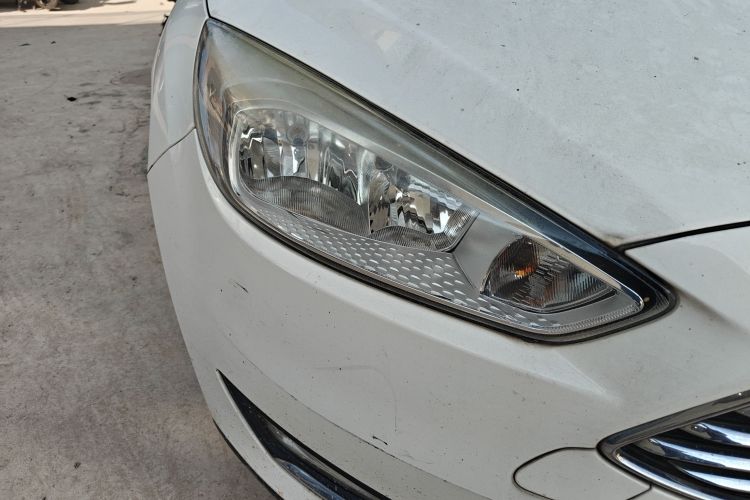 福特 福克斯 2017款 三厢 1.6L 手动风尚型智行版车身外观6006