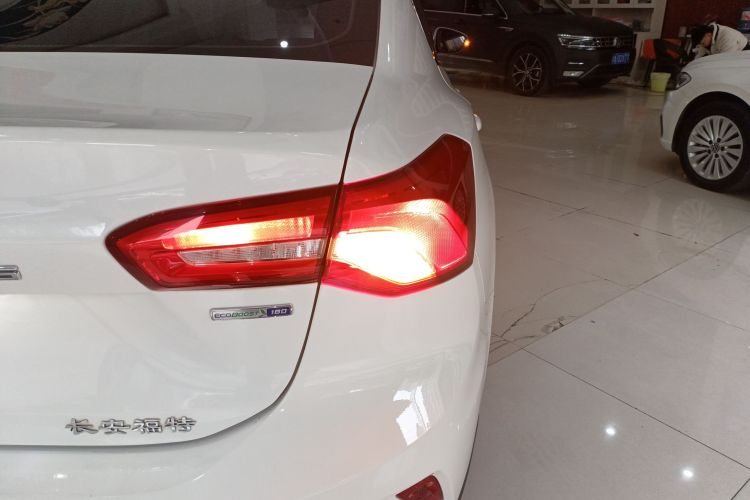 福特 福克斯 2021款 三厢 EcoBoost 180 自动锋潮型车身外观9