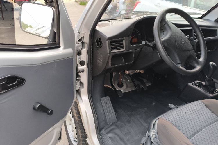 五菱汽车 五菱之光 2020款 1.2L 厢式运输车实用型 国VI 5座 LSI中控内饰7003