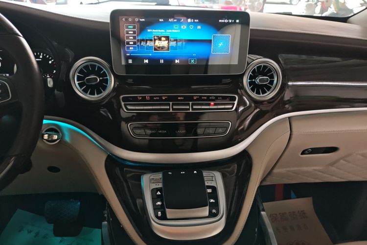 奔驰 威霆 2021款 2.0T 精英版 7座中控内饰16